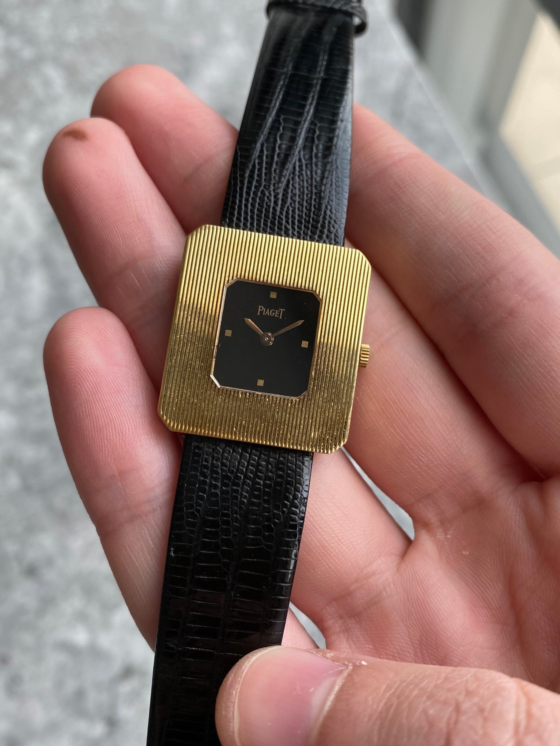 Piaget Tank Hobnail - Onyx Dial 18K Gold.