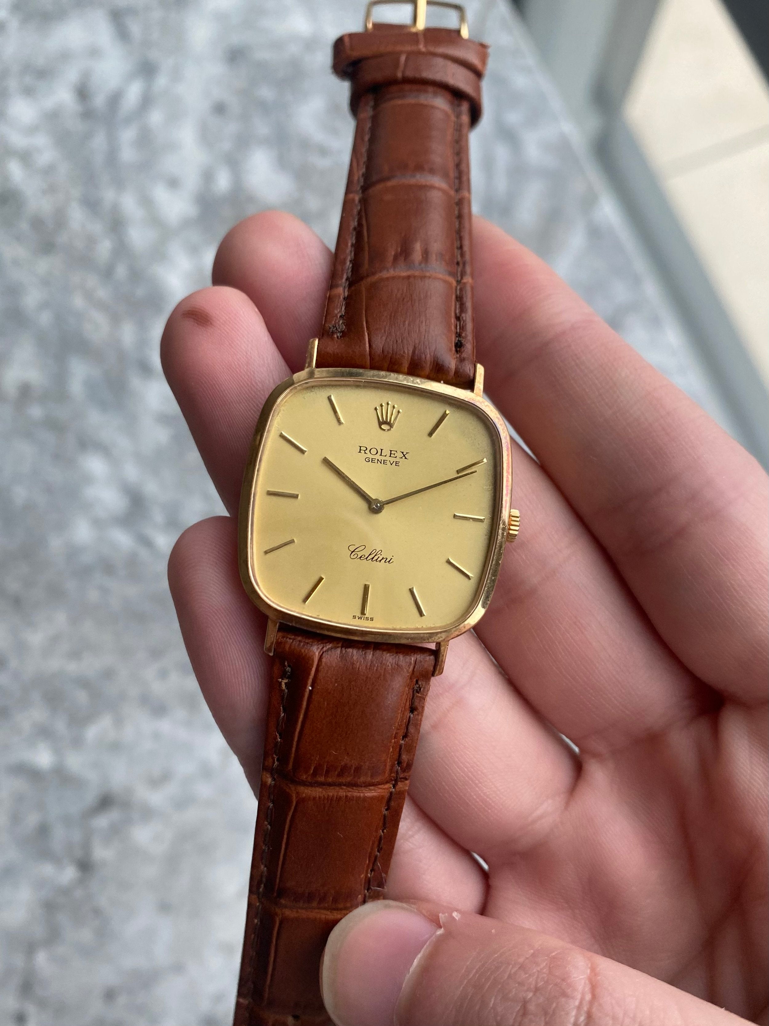 Rolex Cellini 4114 - 18K Yellow Gold.