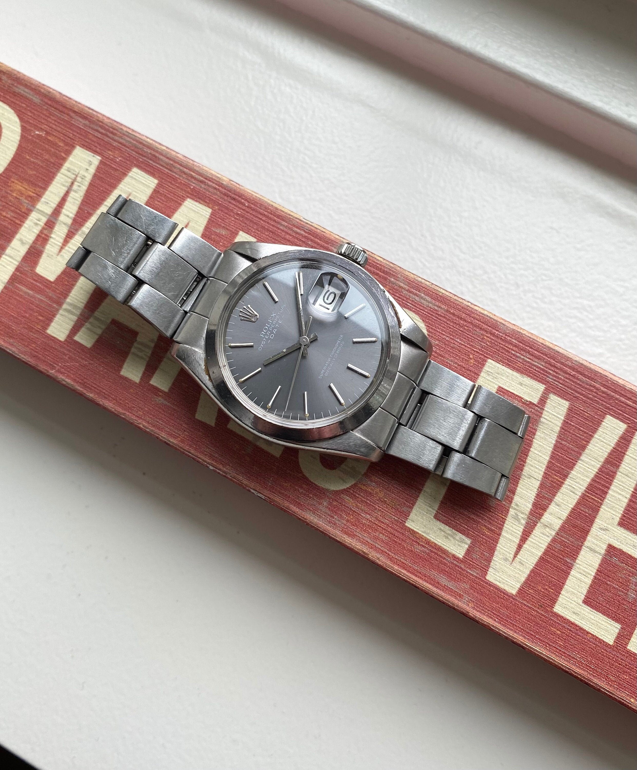Vintage Rolex Perpetual Date 70s Ref 1500 Grey Sigma Sunburst Dial 34mm Watch